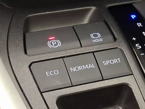Used 2025 Toyota RAV4 XLE FWD image 32