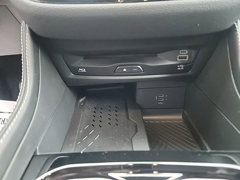 New 2026 Chrysler Pacifica Limited w/ Uconnect Theater Family Group image 14