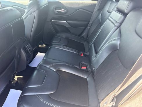 Used 2019 Jeep Cherokee Latitude Plus w/ Cold Weather Group AWD/4WD image 27