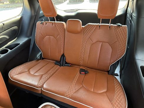 Used 2024 Chrysler Pacifica Pinnacle FWD image 22