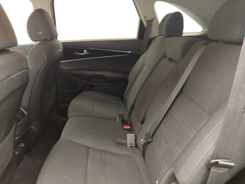 Used 2020 Kia Sorento LX image 18