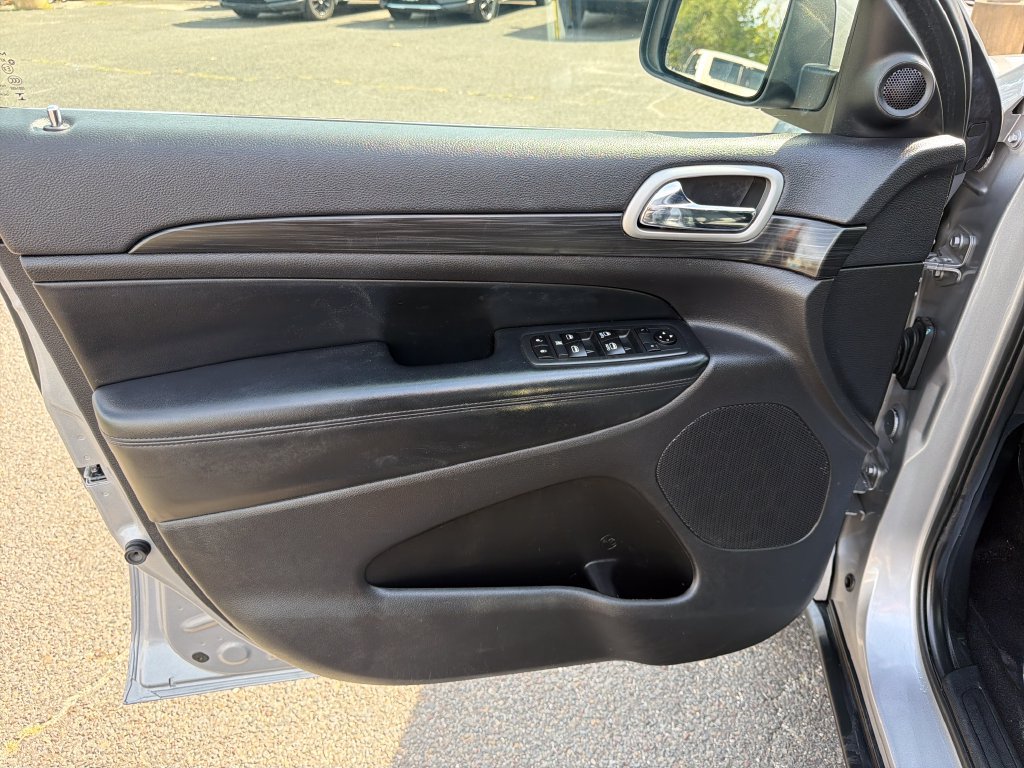 Used 2020 Jeep Grand Cherokee Laredo AWD/4WD image 13