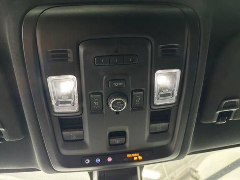 Used 2022 Chevrolet Tahoe Z71 w/ Luxury Package AWD/4WD image 34
