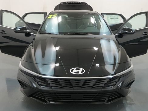 Used 2025 Hyundai Elantra Limited image 40
