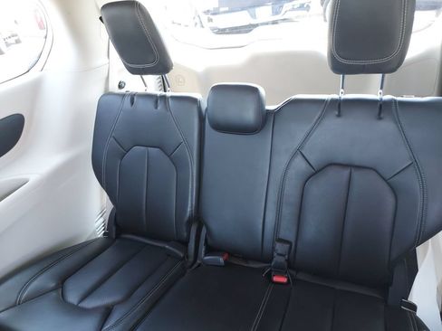 Used 2023 Chrysler Pacifica Touring-L FWD image 23