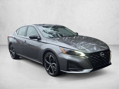 Used 2024 Nissan Altima 2.5 SR w/ SR Premium Package image 3