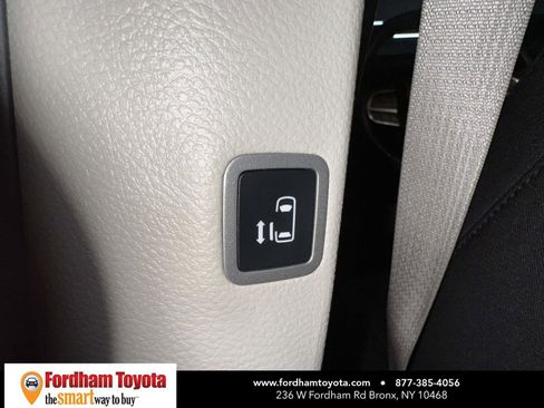 Used 2024 Chrysler Voyager LX image 17