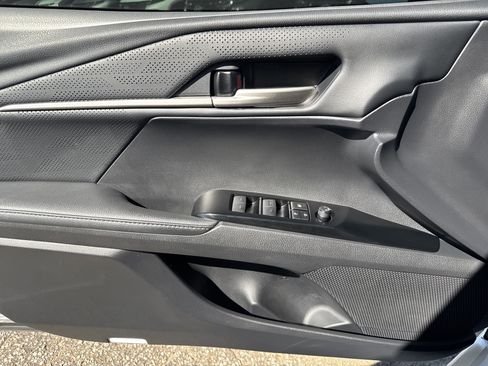 Used 2025 Toyota Camry XSE FWD image 9
