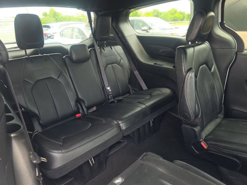 Used 2025 Chrysler Pacifica Select FWD image 10