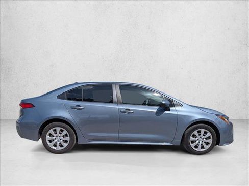Used 2022 Toyota Corolla LE FWD image 3