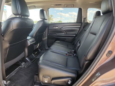 Used 2018 Toyota Highlander Limited Platinum AWD/4WD image 11