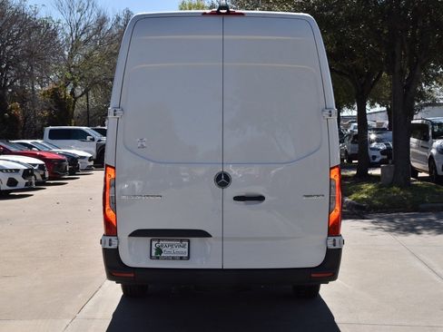 Used 2025 Mercedes-Benz Sprinter 2500 image 9