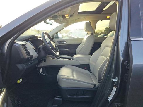 Used 2023 Nissan Pathfinder SL w/ SL Premium Package image 3