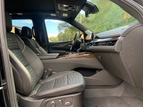 Used 2024 Cadillac Escalade Sport Platinum w/ LPO, ONYX Package image 18