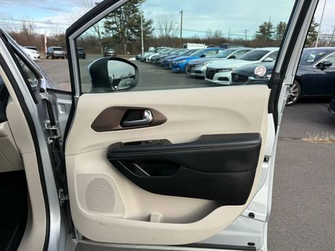 Used 2023 Chrysler Voyager LX image 17