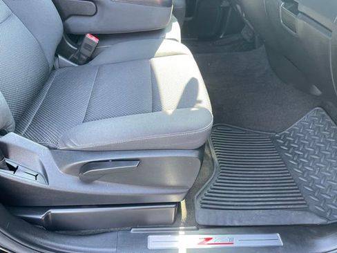 Used 2018 Chevrolet Silverado 1500 LT w/ Midnight Edition image 13