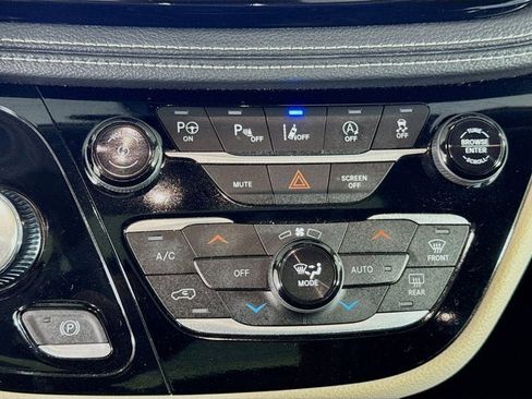 Used 2024 Chrysler Pacifica Touring-L FWD image 13