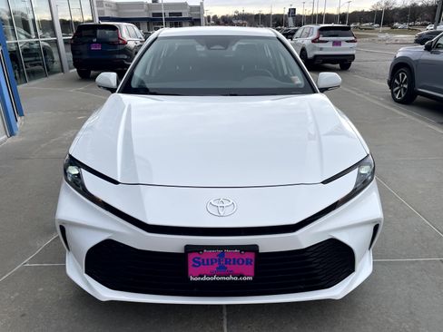 Used 2025 Toyota Camry LE image 5