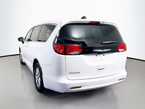 Used 2022 Chrysler Voyager LX FWD image 7