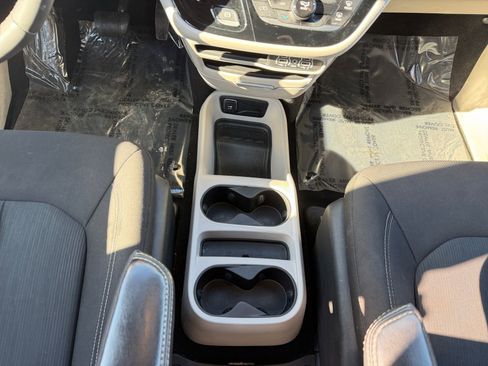 Used 2023 Chrysler Voyager LX FWD image 11