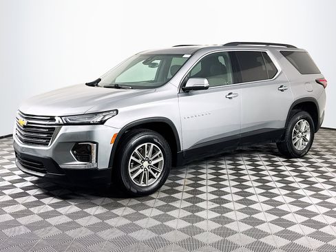 Used 2023 Chevrolet Traverse LT image 2