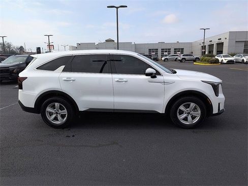 Used 2024 Kia Sorento LX image 8