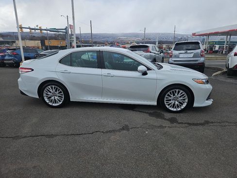 Used 2018 Toyota Camry XLE image 2