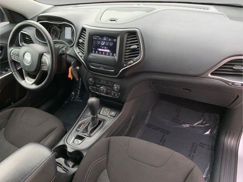 Used 2020 Jeep Cherokee Latitude w/ Cold Weather Group image 14