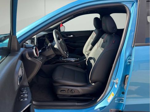 Used 2025 Chevrolet Trax RS w/ Sunroof Package FWD image 10