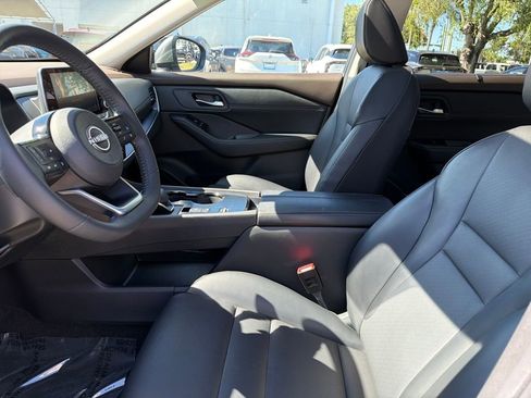 Used 2023 Nissan Rogue SV w/ SV Premium Package image 10