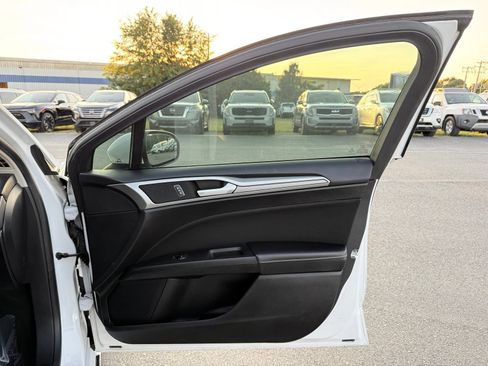 Used 2019 Ford Fusion SE FWD image 17