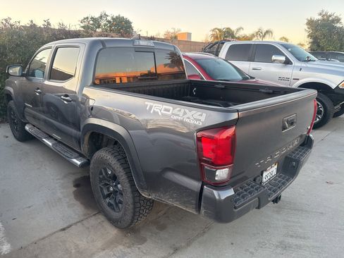 Used 2018 Toyota Tacoma SR image 3