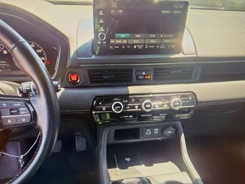 Used 2023 Honda Pilot TrailSport image 9