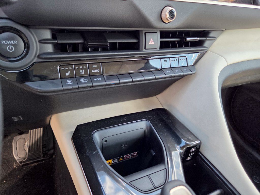 Used 2025 Toyota Crown AWD/4WD image 9