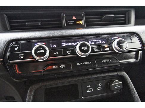 Used 2025 Honda Pilot TrailSport image 28