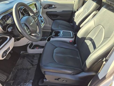 Used 2022 Chrysler Pacifica Touring-L FWD image 14