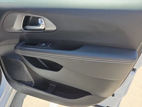 Used 2025 Chrysler Pacifica Select w/ Uconnect Theater Family Group AWD/4WD image 29