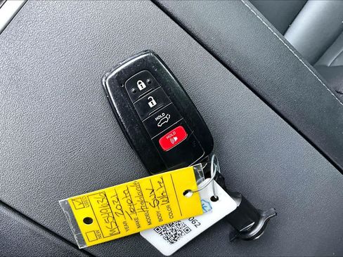 Used 2021 Toyota Highlander XLE AWD/4WD image 15