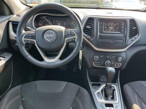 Used 2015 Jeep Cherokee Latitude FWD image 12