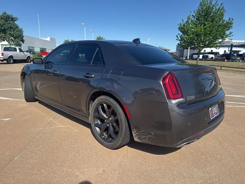 Used 2021 Chrysler 300 Touring L image 3