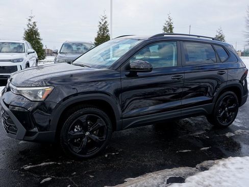 New 2026 Volkswagen Taos SE image 2