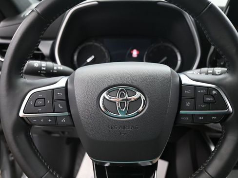 Used 2021 Toyota Highlander XSE FWD image 11