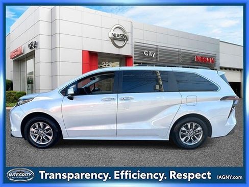 Used 2024 Toyota Sienna XLE image 7