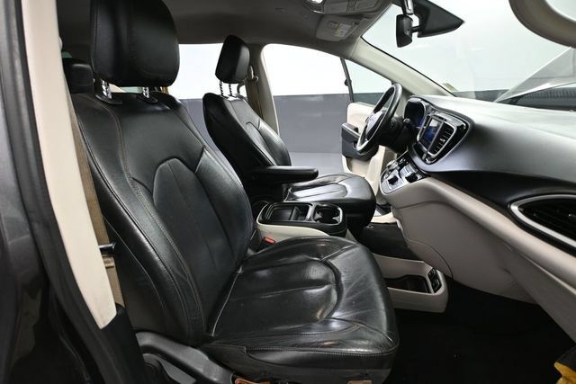 Used 2020 Chrysler Pacifica Touring-L FWD image 35