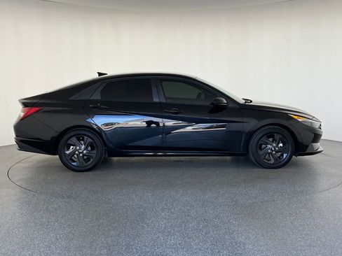 Used 2022 Hyundai Elantra Blue image 2