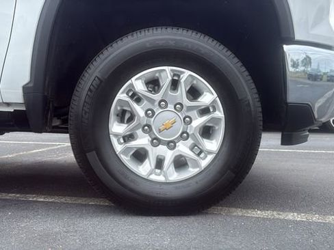 Used 2025 Chevrolet Silverado 2500 LT AWD/4WD image 9
