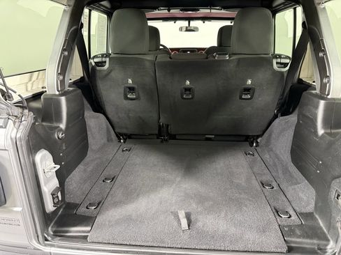 Used 2018 Jeep Wrangler Unlimited Rubicon w/ Cold Weather Group image 12