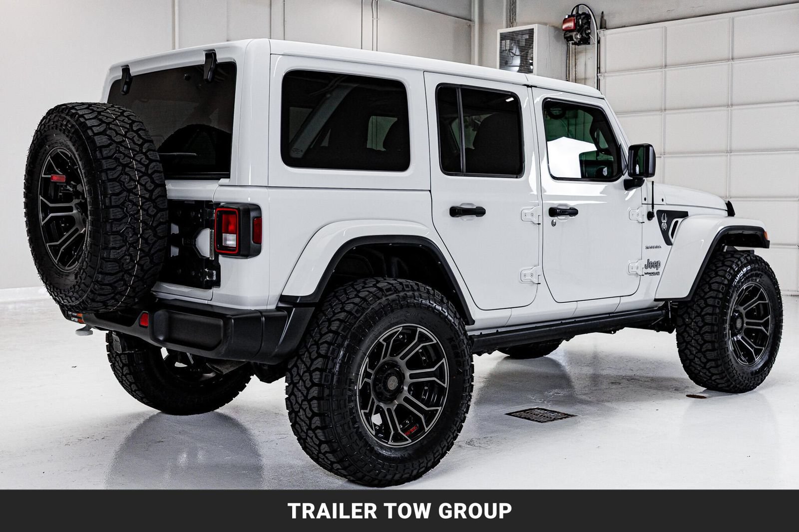 Used 2022 Jeep Wrangler Unlimited Sahara w/ Cold Weather Group AWD/4WD image 9