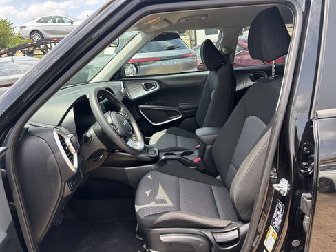 Used 2025 Kia Soul LX w/ LX Technology Package FWD image 24