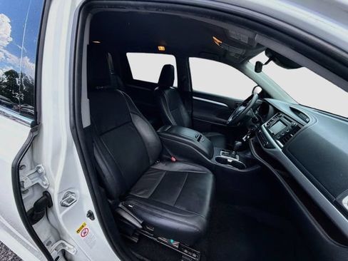 Used 2019 Toyota Highlander LE FWD image 14